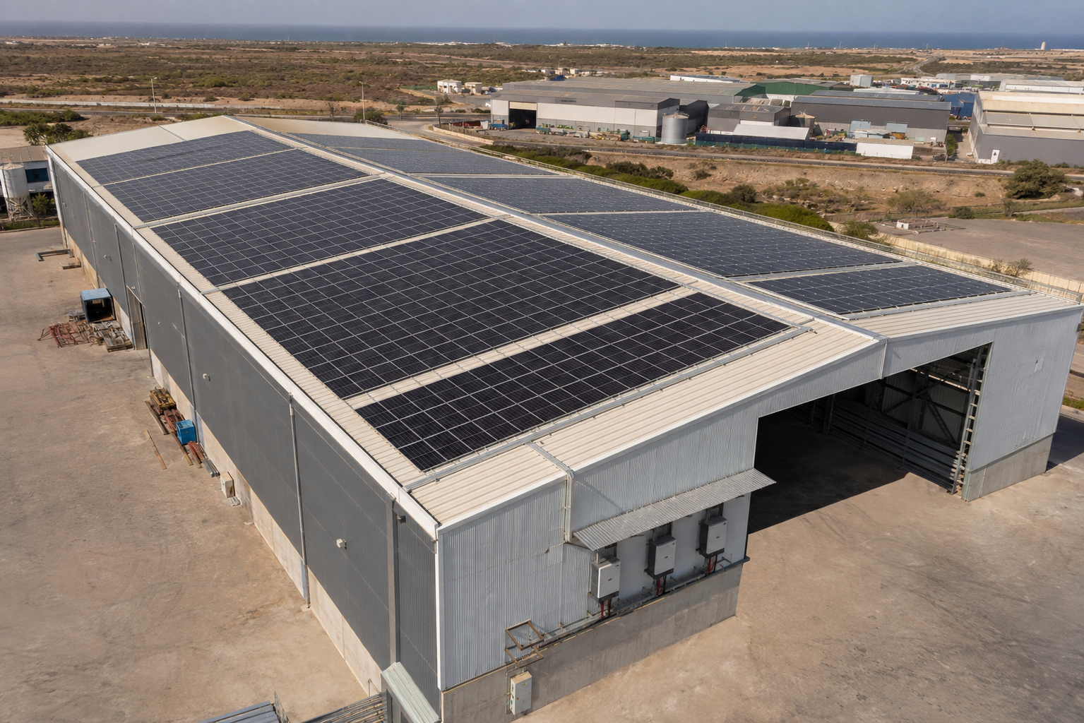 Toiture industrielle couverte de panneaux solaires au Maroc