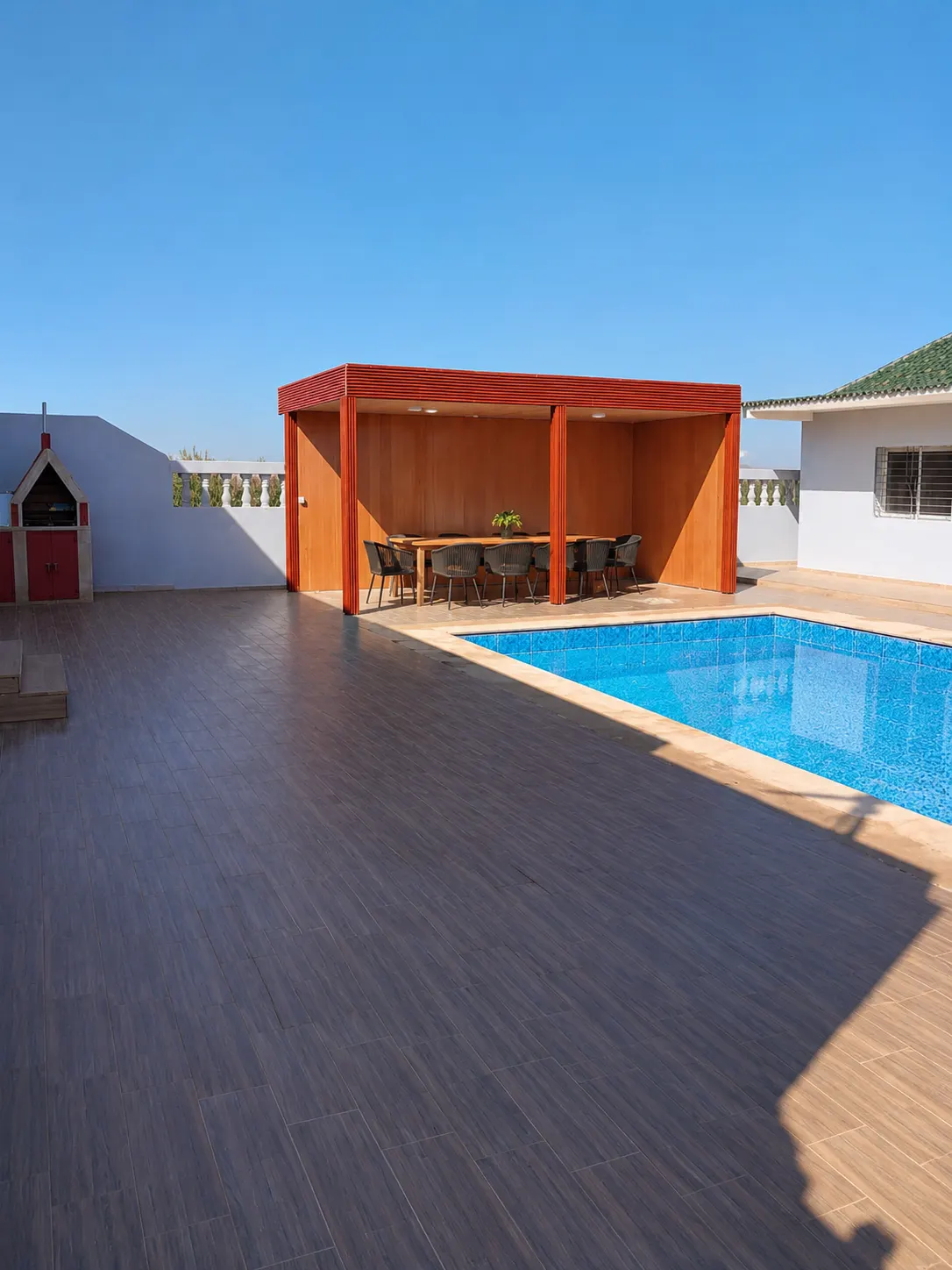 Terrasse de villa avec piscine au Maroc
