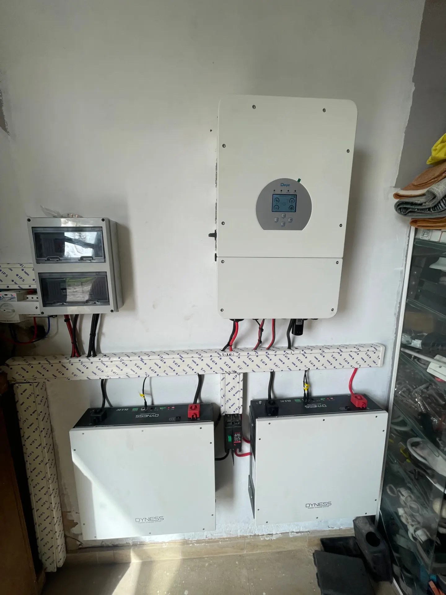 Onduleur hybride Deye et batteries de stockage installés par More Light Solutions