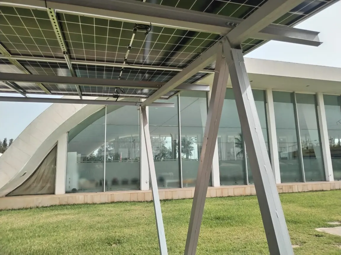 Ombrière photovoltaïque installée devant un établissement scolaire